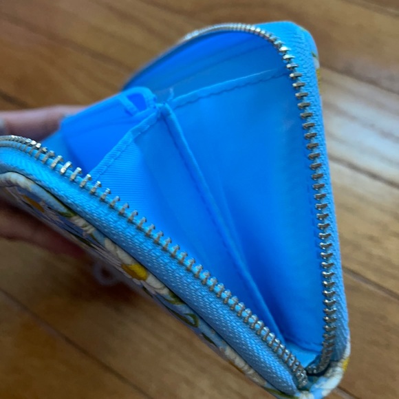 🌸NWOT- Women’s Wallet with gorgeous flowers print🌺 - Picture 7 of 8